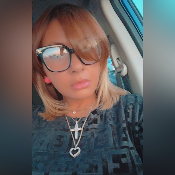 Meet your Posher, Nicole - Picture 2 of 6